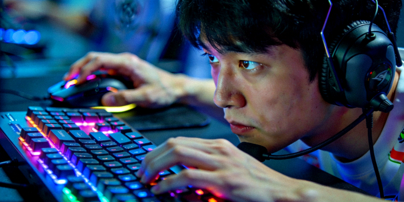 明星电竞选手Faker比赛精彩瞬间特写 - 专注的表情与专业外设